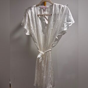 Brand new Oscar DelaRenta robe